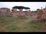 04669 ostia - regio i - insula xvi - caseggiato (i,xvi,2) - 4. raum - suedende - westseite - 09-2023.jpg